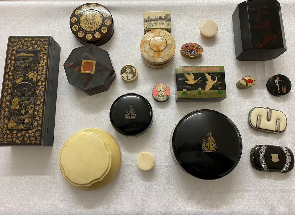 Objets anciens triés lors d’un vide maison Belgique